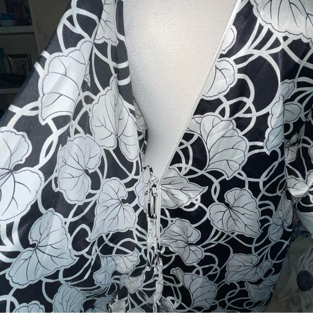 Vintage Natori Morning Glory Vines Black & White Kimono Robe S Silky EUC ! - Picture 6 of 8